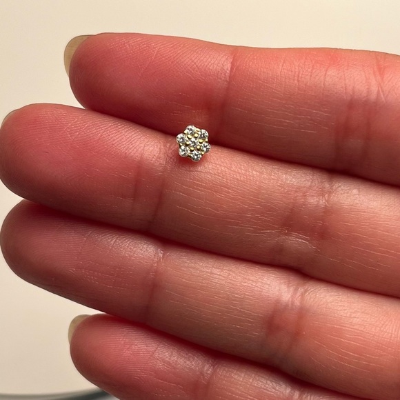 Stunning flower stud earrings - Picture 4 of 6